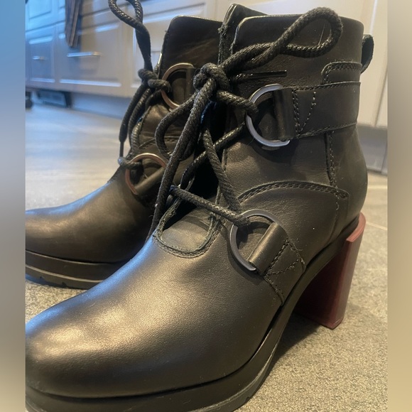 Platform Sorel boots from Anthropologie - Picture 1 of 6